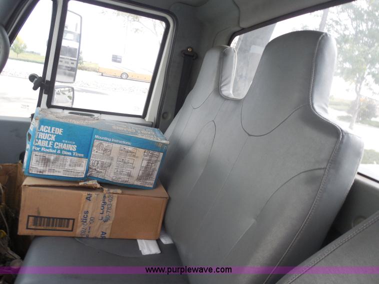 image for item I1322 2004 International DuraStar 4400 flatbed truck