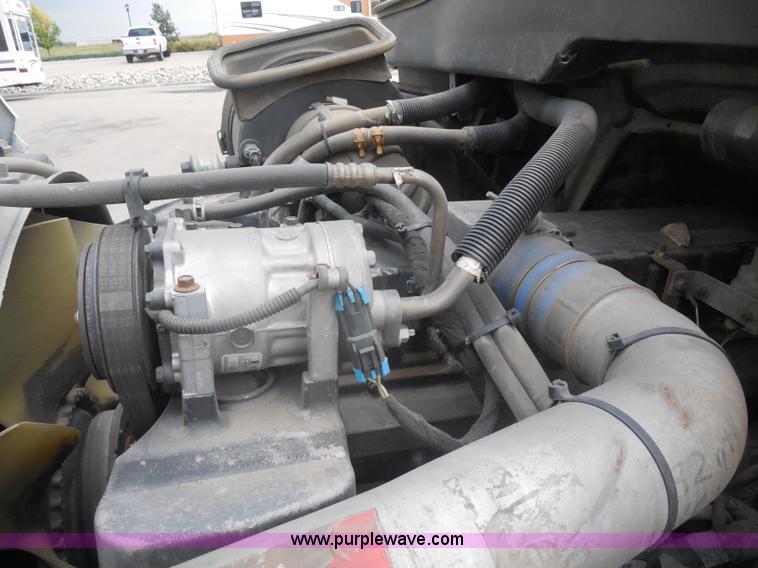 image for item I1322 2004 International DuraStar 4400 flatbed truck