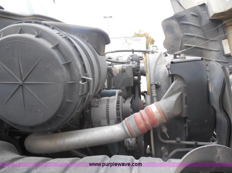 image for item I1322 2004 International DuraStar 4400 flatbed truck