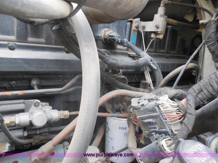 image for item I1322 2004 International DuraStar 4400 flatbed truck