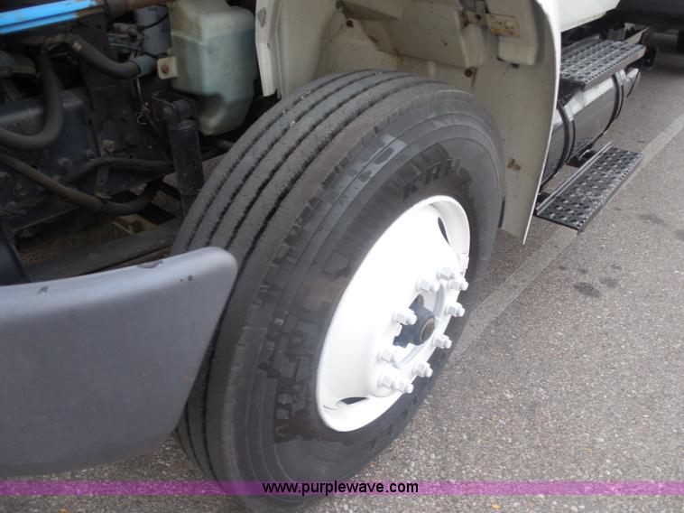 image for item I1322 2004 International DuraStar 4400 flatbed truck