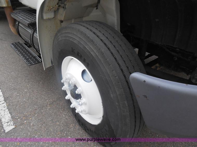 image for item I1322 2004 International DuraStar 4400 flatbed truck