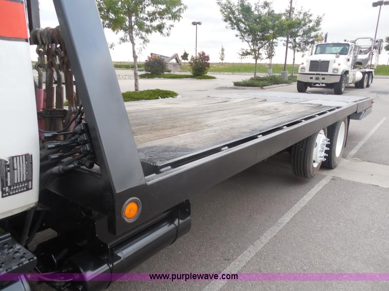 image for item I1322 2004 International DuraStar 4400 flatbed truck
