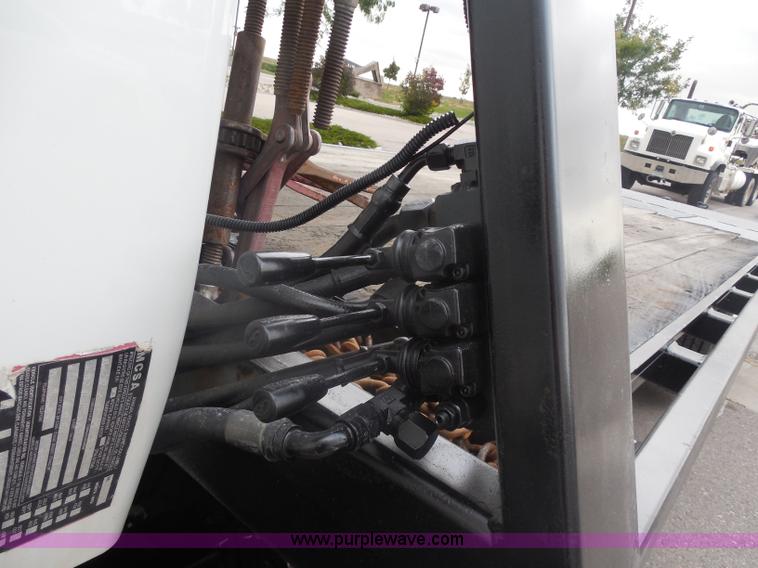 image for item I1322 2004 International DuraStar 4400 flatbed truck