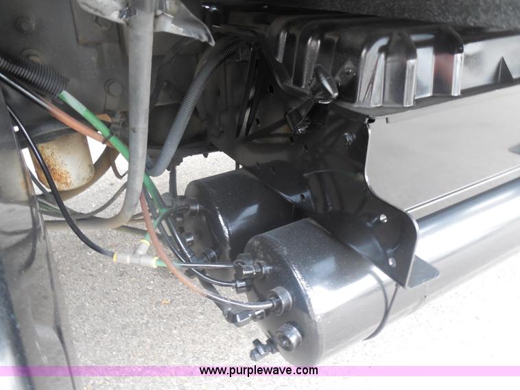 image for item I1322 2004 International DuraStar 4400 flatbed truck