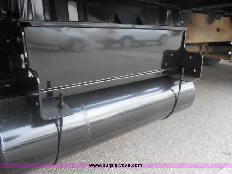 image for item I1322 2004 International DuraStar 4400 flatbed truck