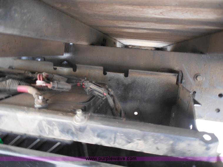 image for item I1322 2004 International DuraStar 4400 flatbed truck