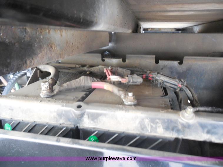 image for item I1322 2004 International DuraStar 4400 flatbed truck