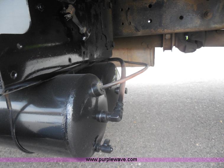 image for item I1322 2004 International DuraStar 4400 flatbed truck