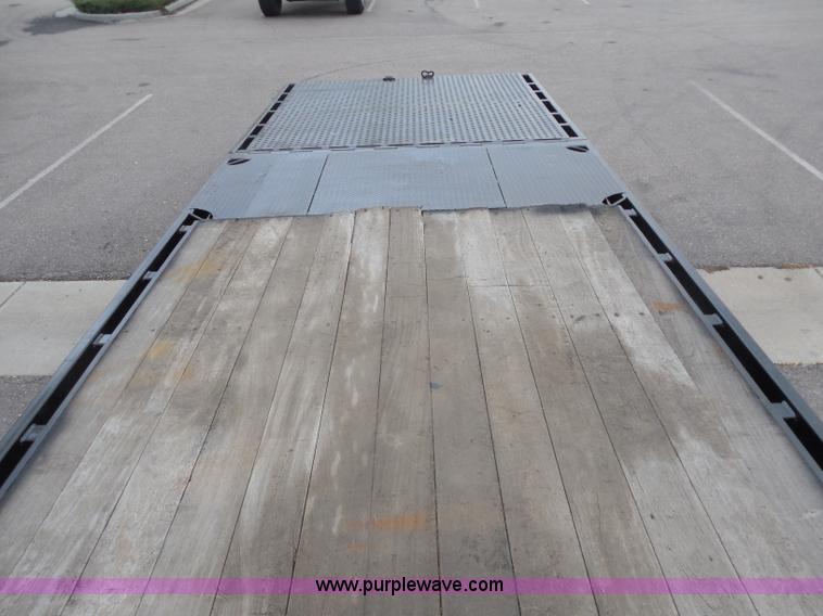 image for item I1322 2004 International DuraStar 4400 flatbed truck