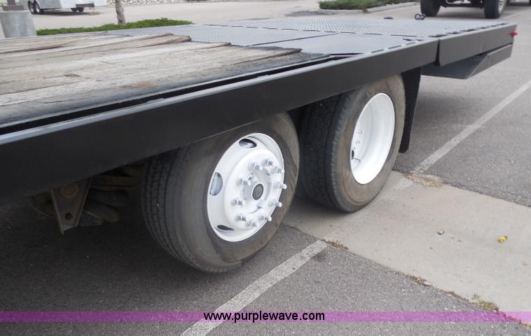 image for item I1322 2004 International DuraStar 4400 flatbed truck