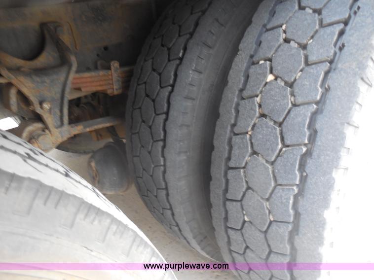 image for item I1322 2004 International DuraStar 4400 flatbed truck