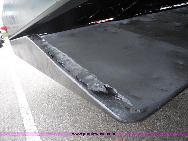 image for item I1322 2004 International DuraStar 4400 flatbed truck