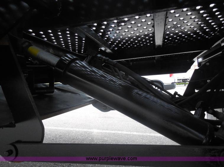 image for item I1322 2004 International DuraStar 4400 flatbed truck