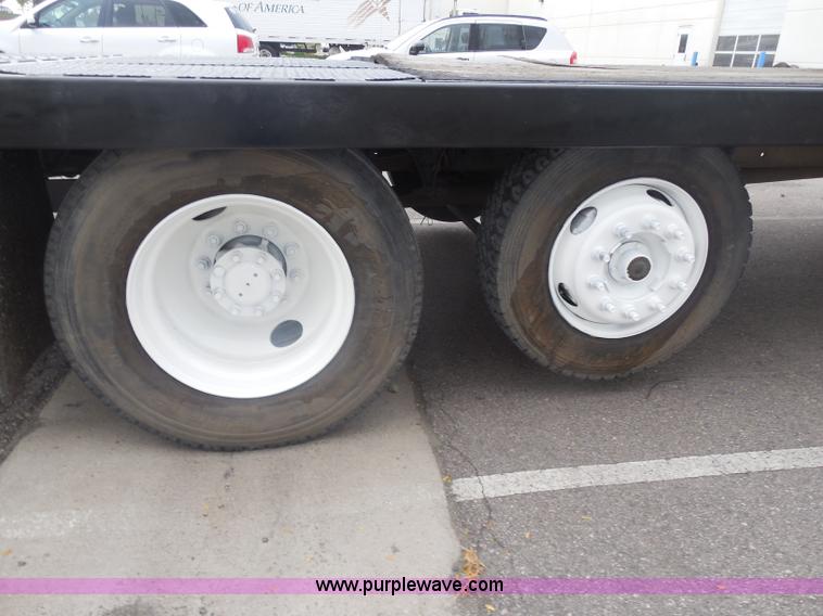 image for item I1322 2004 International DuraStar 4400 flatbed truck