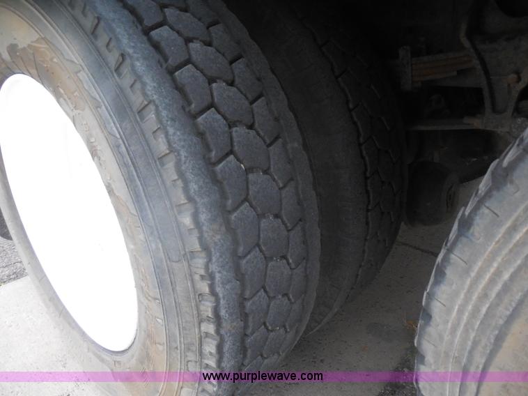 image for item I1322 2004 International DuraStar 4400 flatbed truck