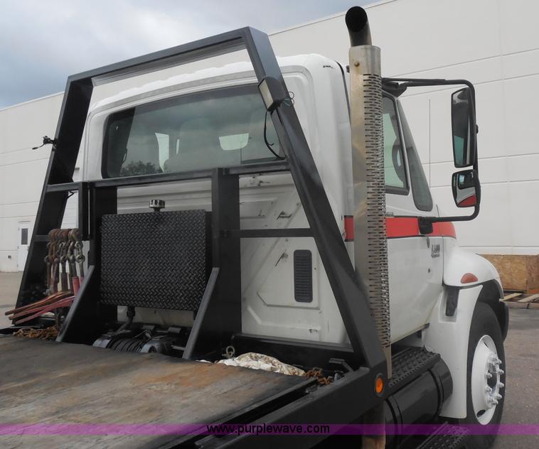 image for item I1322 2004 International DuraStar 4400 flatbed truck