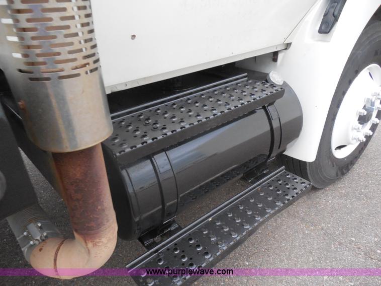 image for item I1322 2004 International DuraStar 4400 flatbed truck