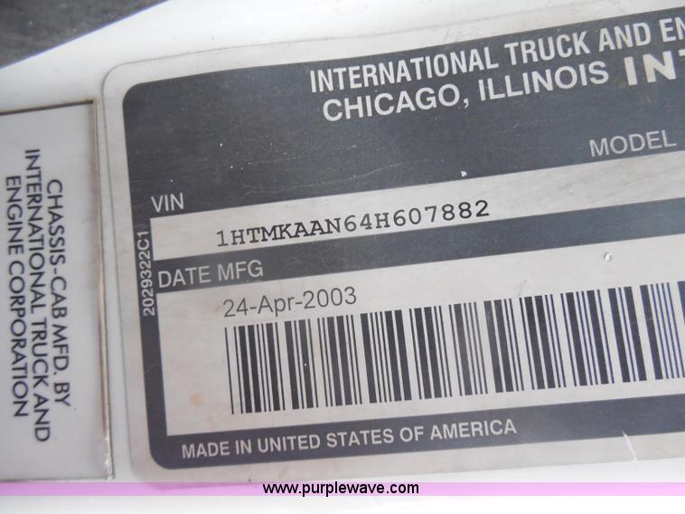 image for item I1322 2004 International DuraStar 4400 flatbed truck