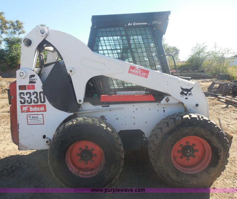 image for item I1326 2007 Bobcat S330 skid steer