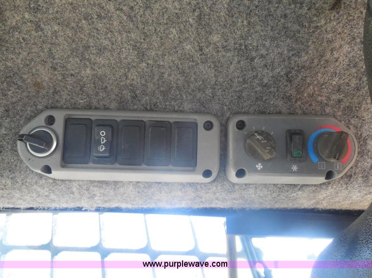 image for item I1326 2007 Bobcat S330 skid steer