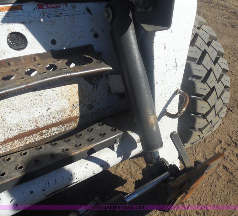 image for item I1326 2007 Bobcat S330 skid steer