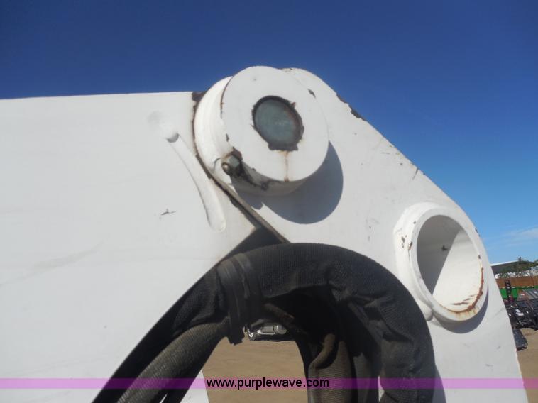 image for item I1326 2007 Bobcat S330 skid steer