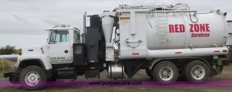 image for item B6855 1995 Ford L9000 Hi-Rail vacuum truck