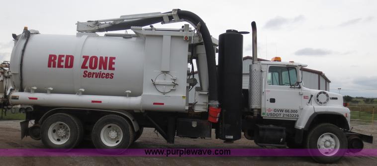 image for item B6855 1995 Ford L9000 Hi-Rail vacuum truck