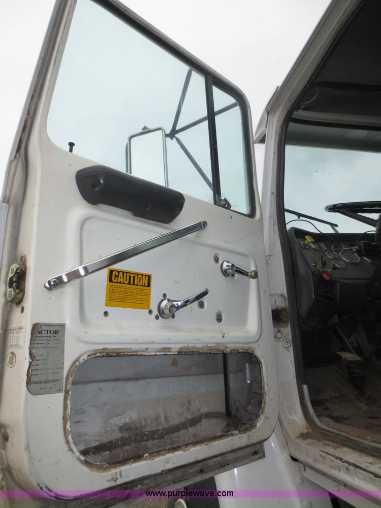 image for item B6855 1995 Ford L9000 Hi-Rail vacuum truck