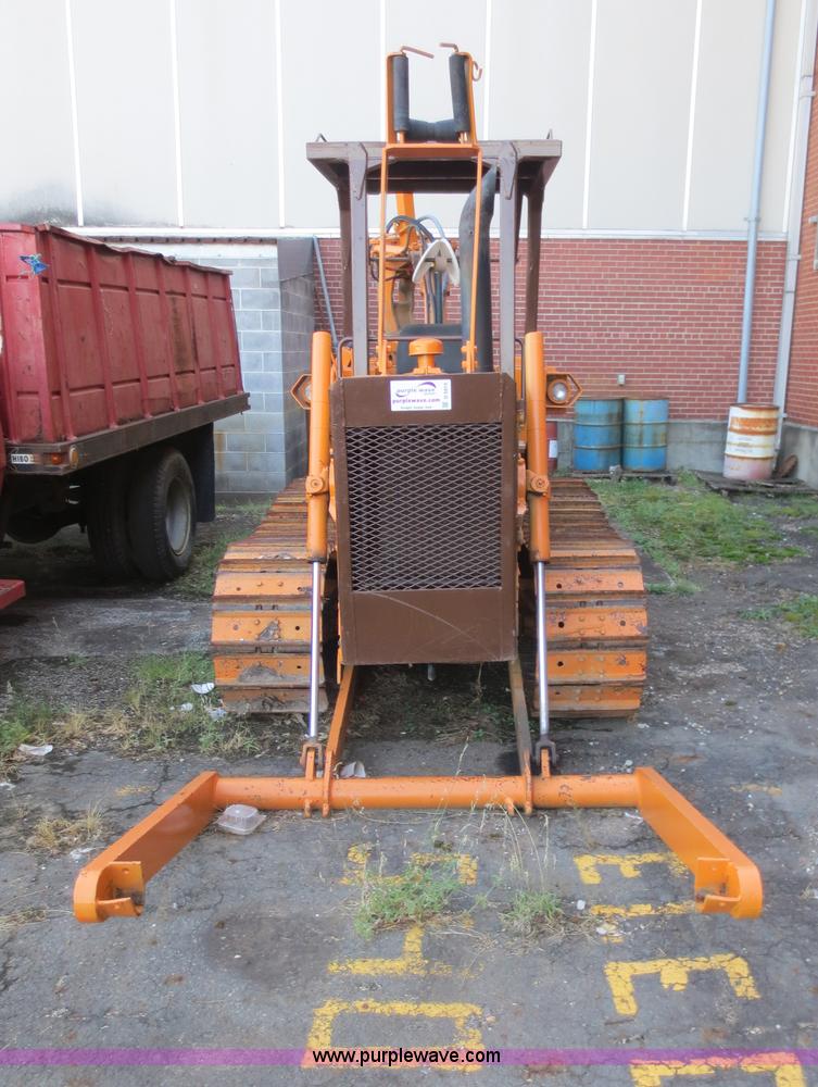 image for item D5914 1976 Case 475 track cable plow