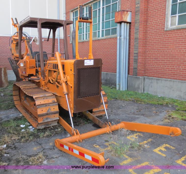 image for item D5914 1976 Case 475 track cable plow