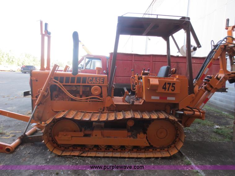 image for item D5914 1976 Case 475 track cable plow
