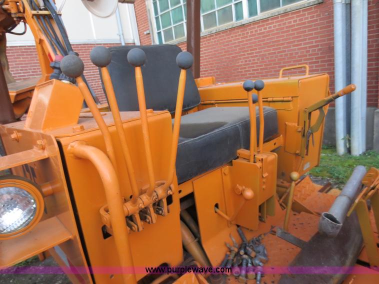 image for item D5914 1976 Case 475 track cable plow