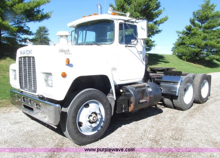 image for item E4596 1988 Mack R690ST semi truck