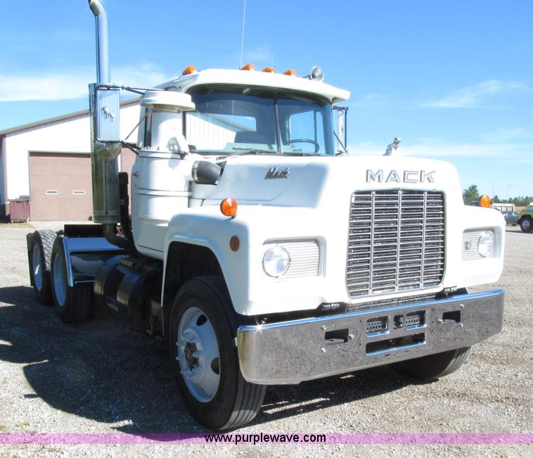 image for item E4596 1988 Mack R690ST semi truck