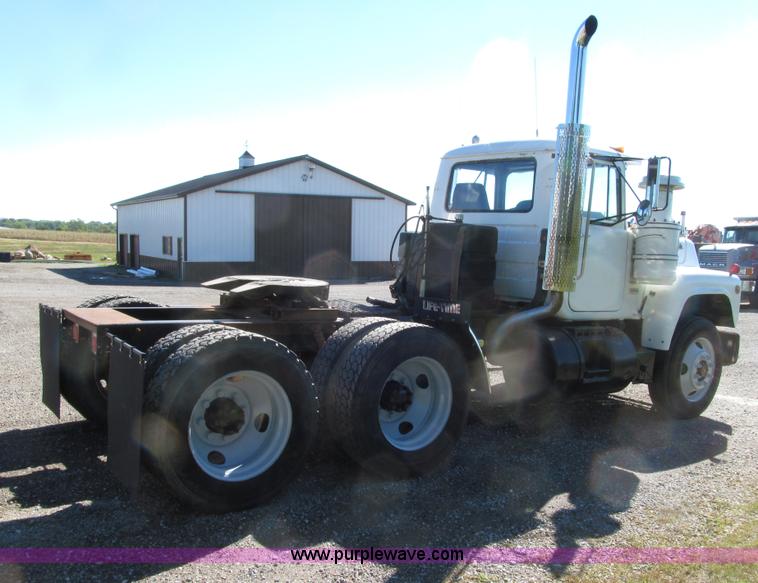 image for item E4596 1988 Mack R690ST semi truck