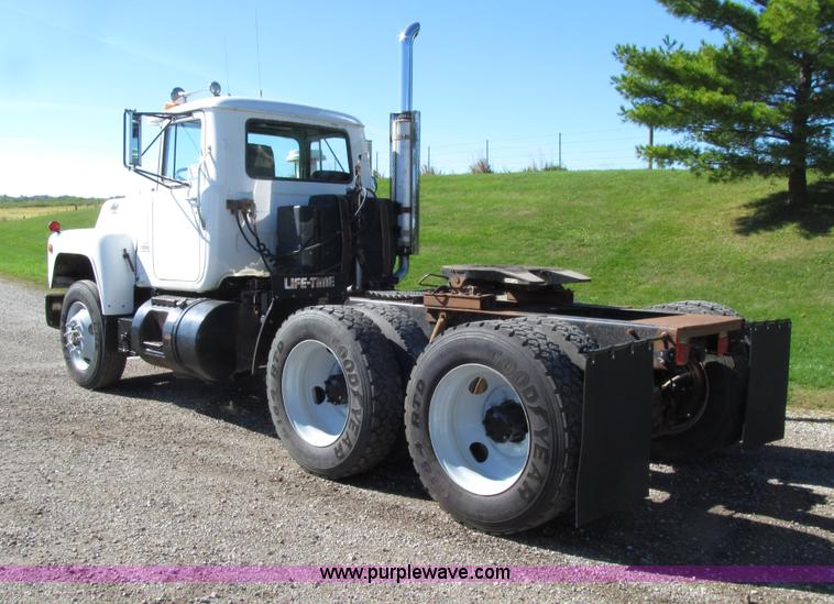 image for item E4596 1988 Mack R690ST semi truck