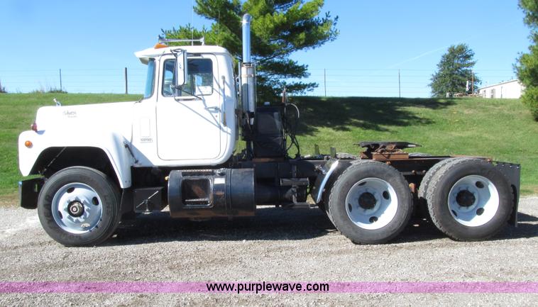 image for item E4596 1988 Mack R690ST semi truck