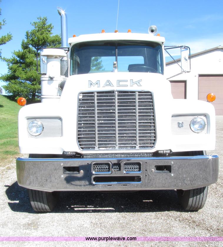 image for item E4596 1988 Mack R690ST semi truck