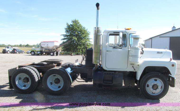 image for item E4596 1988 Mack R690ST semi truck