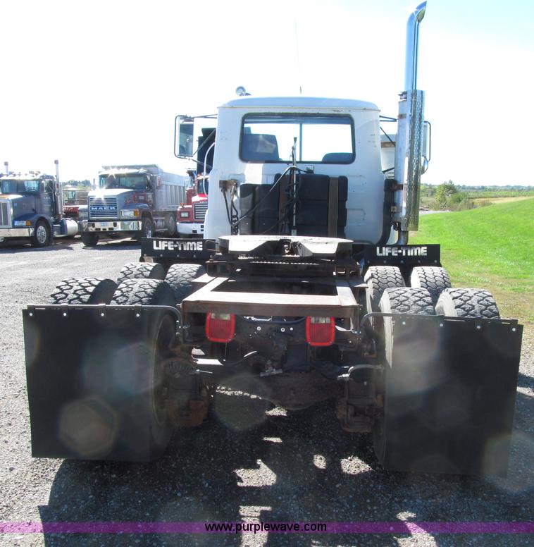 image for item E4596 1988 Mack R690ST semi truck