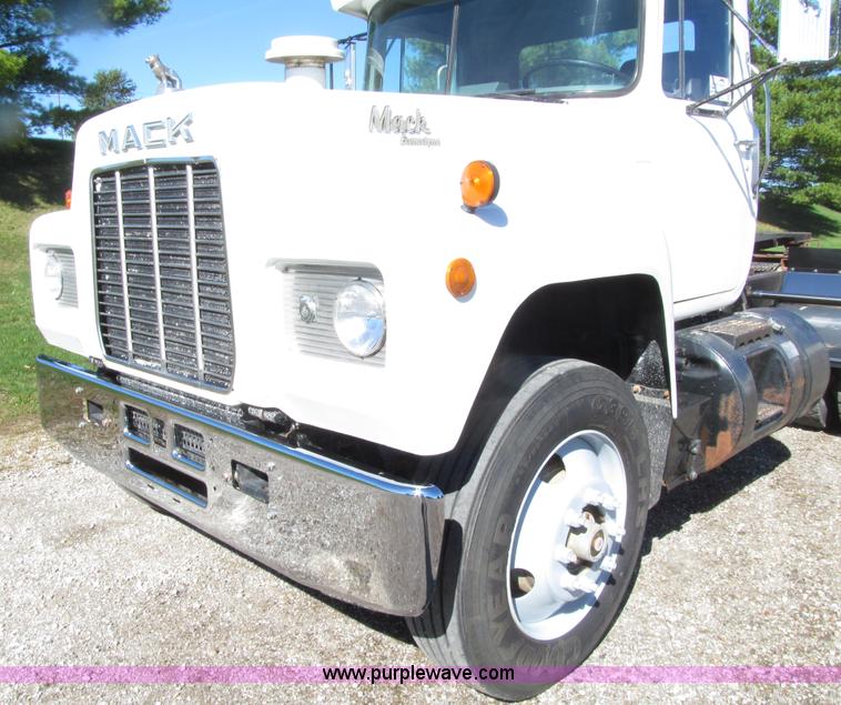 image for item E4596 1988 Mack R690ST semi truck