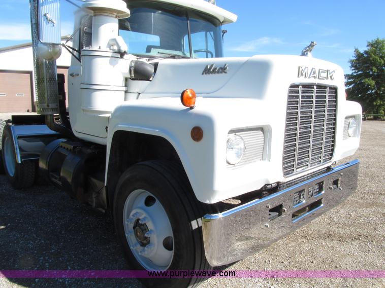 image for item E4596 1988 Mack R690ST semi truck
