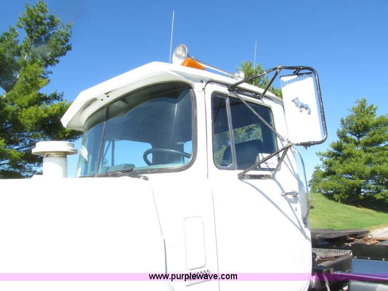 image for item E4596 1988 Mack R690ST semi truck