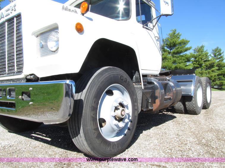 image for item E4596 1988 Mack R690ST semi truck