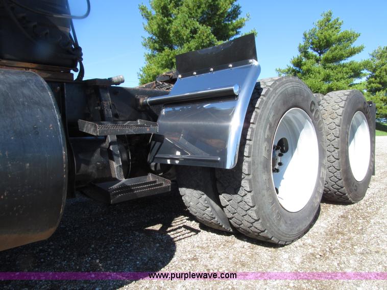 image for item E4596 1988 Mack R690ST semi truck