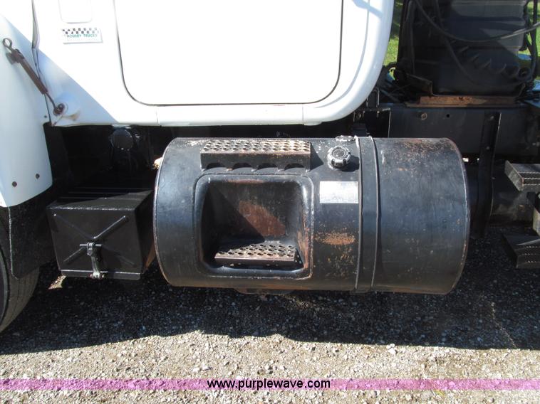 image for item E4596 1988 Mack R690ST semi truck