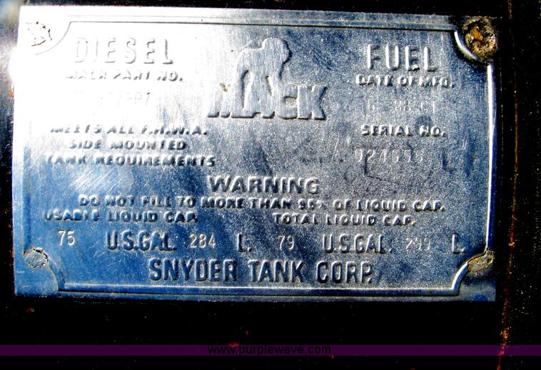 image for item E4596 1988 Mack R690ST semi truck