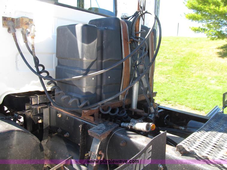 image for item E4596 1988 Mack R690ST semi truck